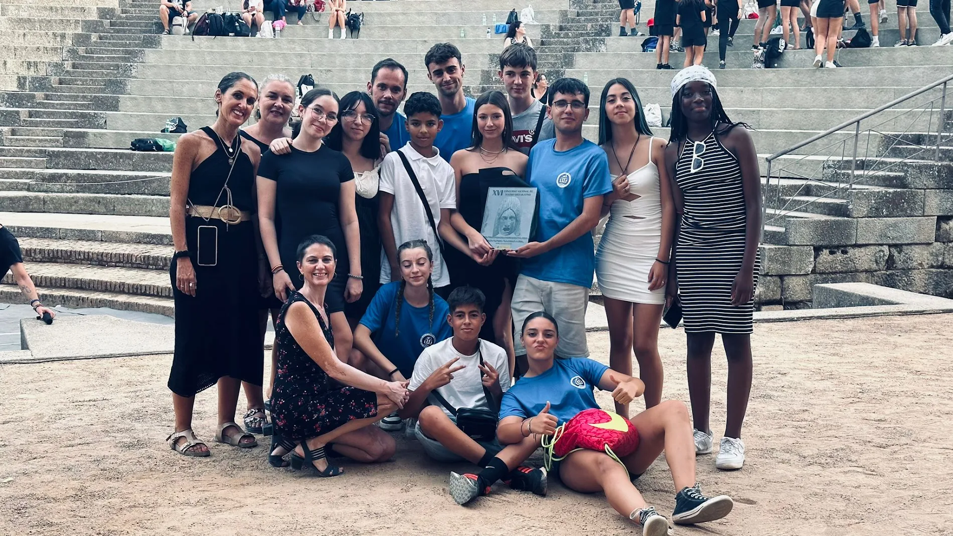 Componentes del grupo Alter Ego del IES Al-Ándalus de Almería, en el Teatro Romano de Mérida, con su premio.